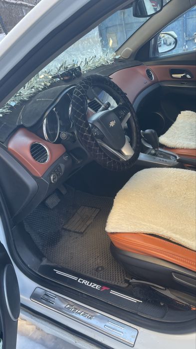 Продам автомобиль Шевроле Круз 2011 год