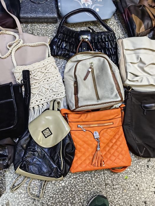 На едро дамски чанти 23 броя за 180 лв