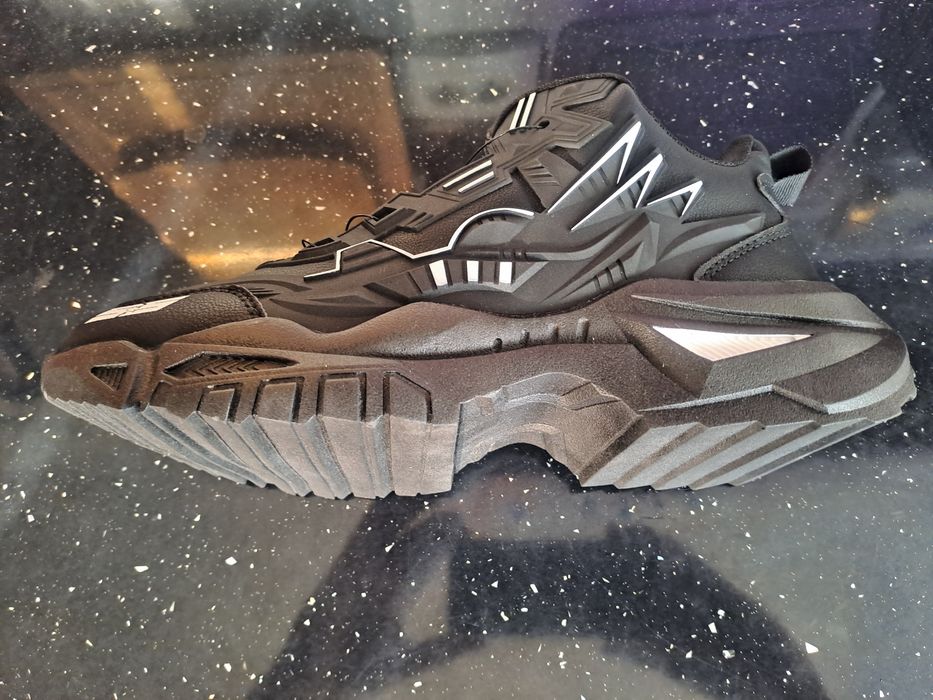 Кроссы Привозные,Модные,Матовые, на Стяжных Замках, вместо шнурков.