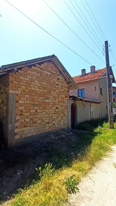 Продавам масивна къща в с.Ушинци