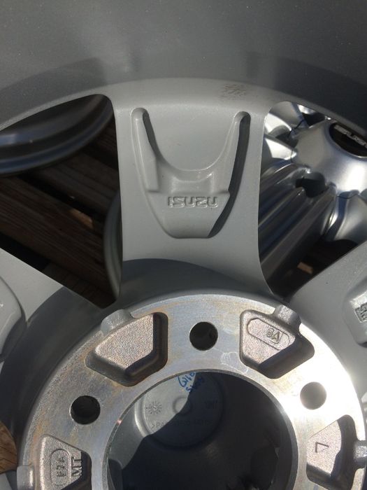 18 цола 6 х 139,7 мм ИСУЗУ Де Макс - Оригинал  - ЧИСТО Нови