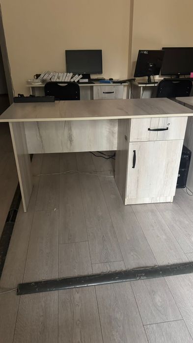 Офисные столы и стулья