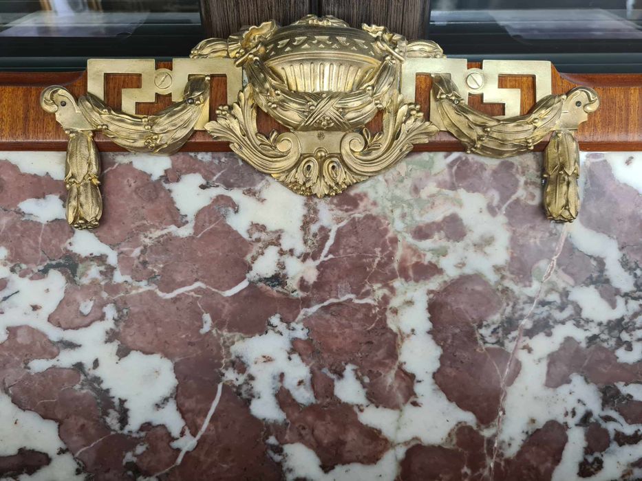 Comoda Louis XVI, din lemn cu inserții și aplicații de bronz doré,