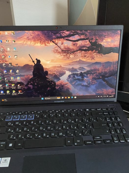 Продаю ноутбук Asus черный продаю людям только из атырау