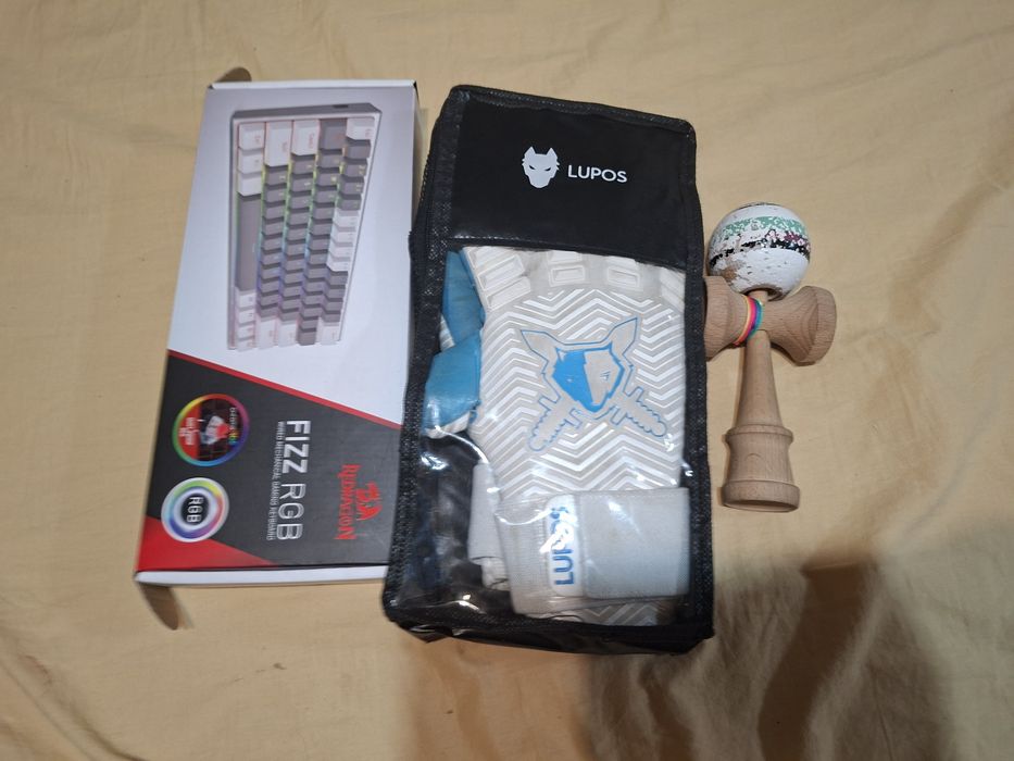 Manusi kendama si cutie cu karambit si altele in stare buna