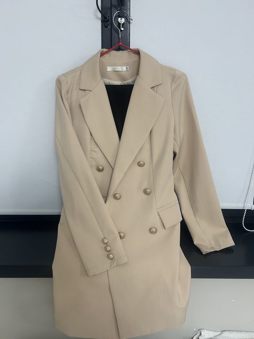 длинный бежевый пиджак