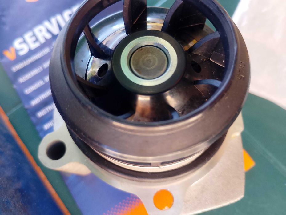 Водна помпа нова Vaico  V10-500550