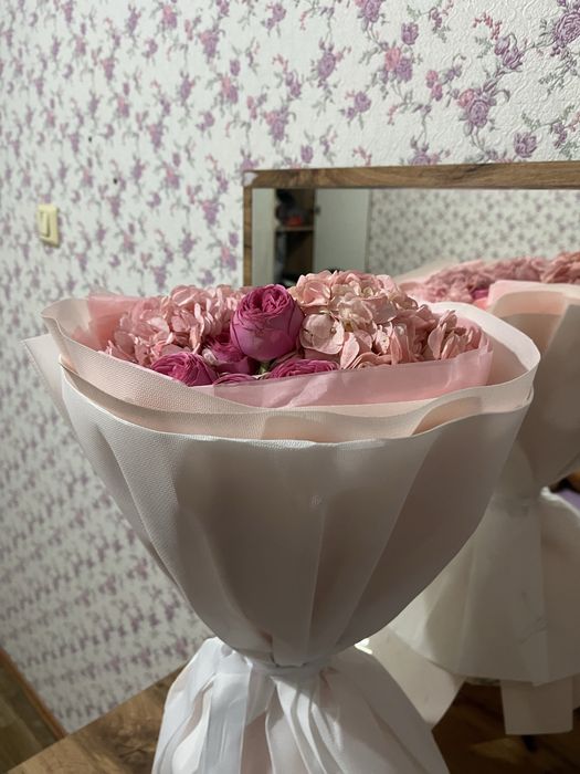 Цветы из гортензий и куст роз