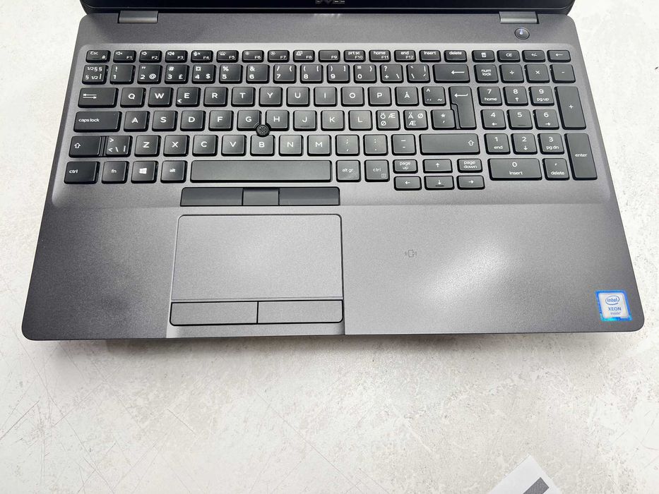 реновиран Mobile Workstation Dell Precision 3541 15.6" Xeon E-2276M 32GB 1020 клас А с Гаранция