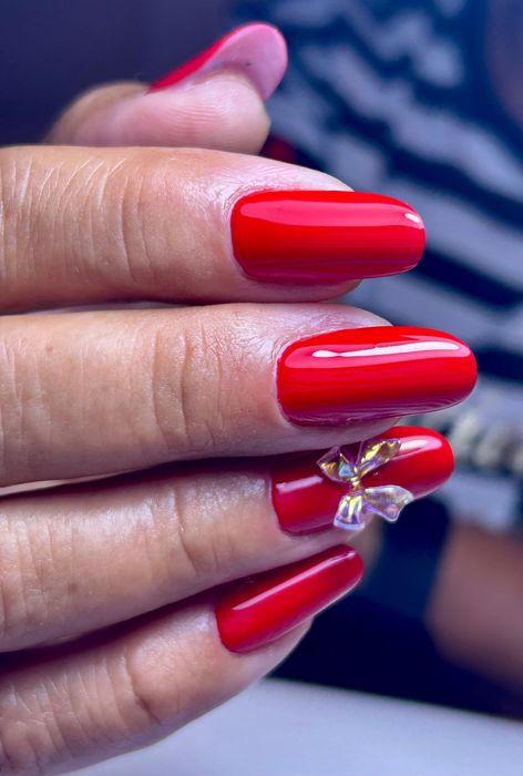 Caut fete pentru programari la manichiura - preturi accesibile