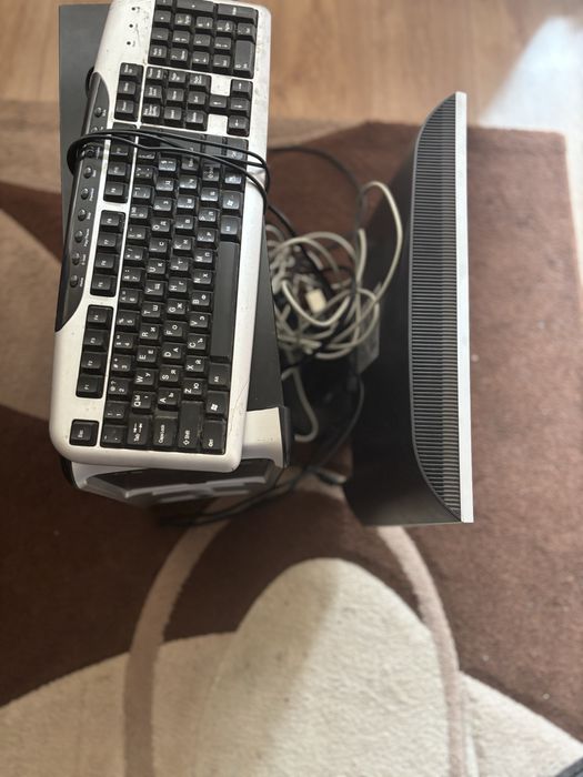 Продавам настолен компютър