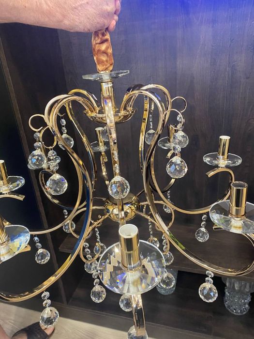 Настоящая хрустальная люстра.