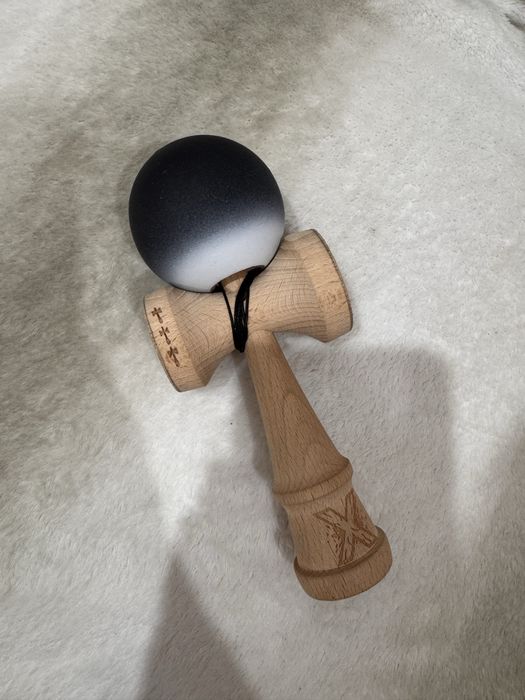 Kendama Originala X, Big Cups V3, Rubber Grip cu Cupe Mari, Ata 55 cm,