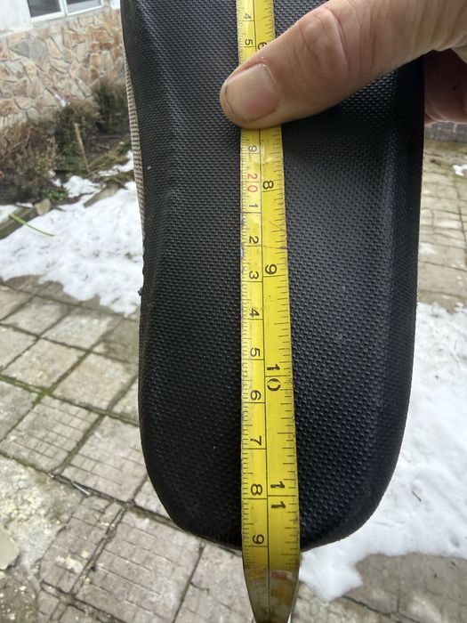 Ски , ски обувки и щеки.