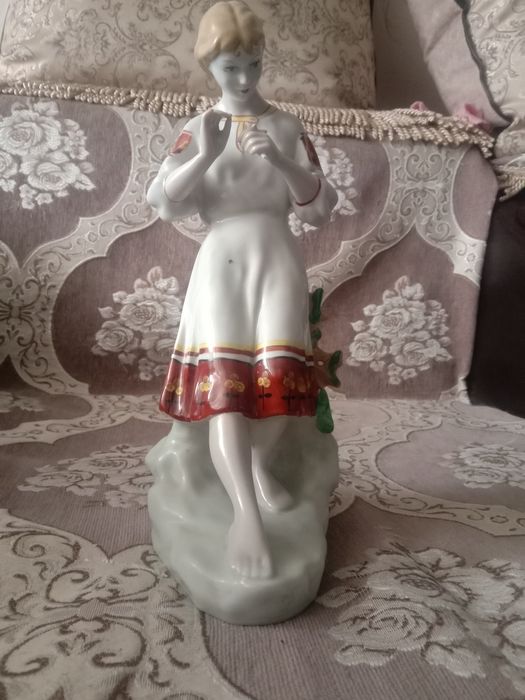 Фарфровая статуэтка.