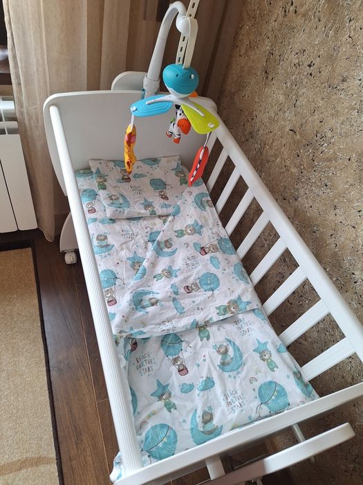 Бебешка кошара + матрак + чаршафи и музикална играчка