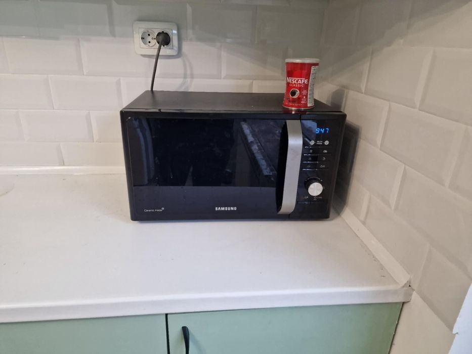 Голяма кухня в зелен цвят