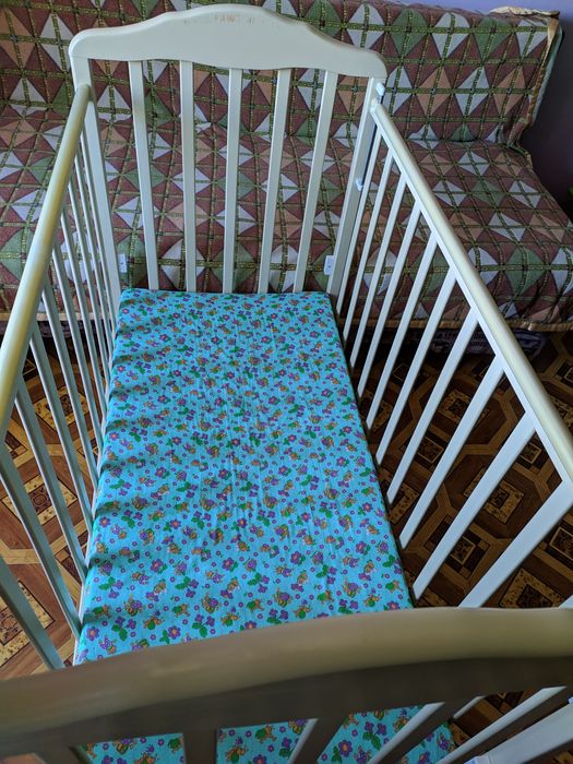 Детская кроватка с матрасом