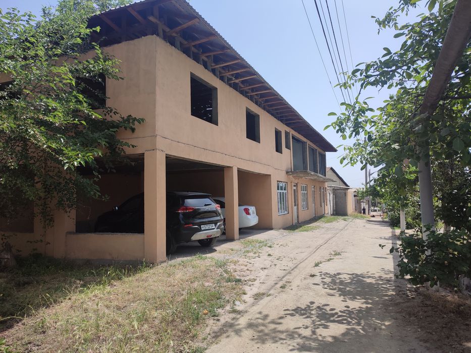 Hovli uy yo'l bo'yida