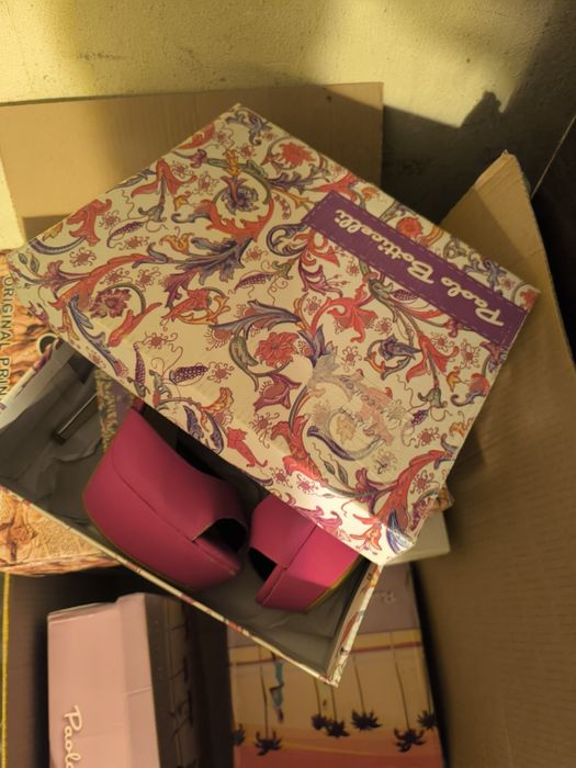 Цял кашон с дамски обувки 16-17 броя