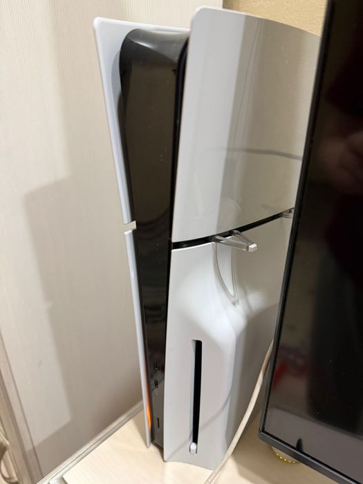 PS5 Slim новая + 2 джойстика + 8 игр + док станция