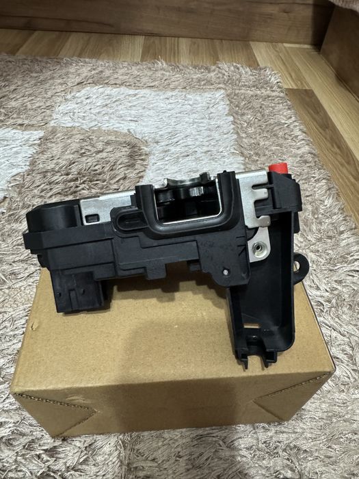 Брава за предна дясна врата за opel astra H combi 2007