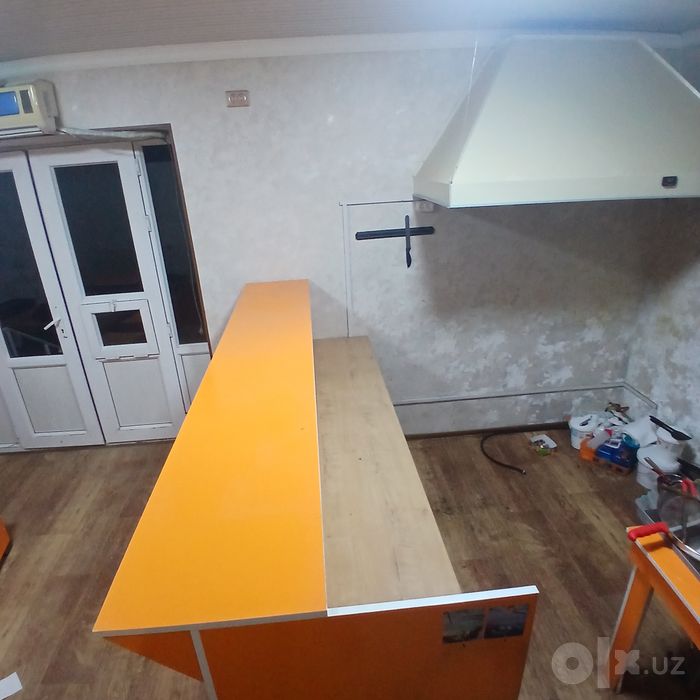 Bar uchun stol. Kichik kafe uchun stol-stul 3 komplekt. Arzon Srochna.