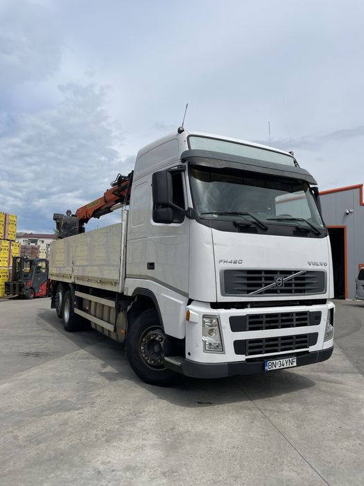 Camion cu macara Volvo