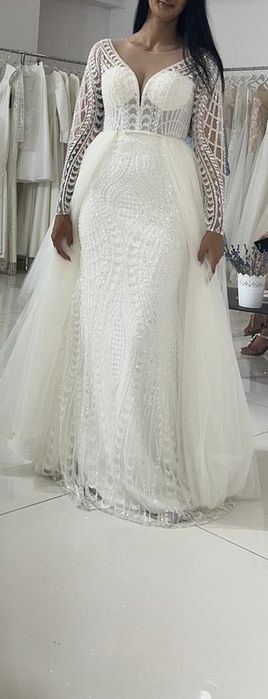 Rochie mireasa,  fete inalte, 1.8 inaltime, marimea M-L, este pe corset ascuns
