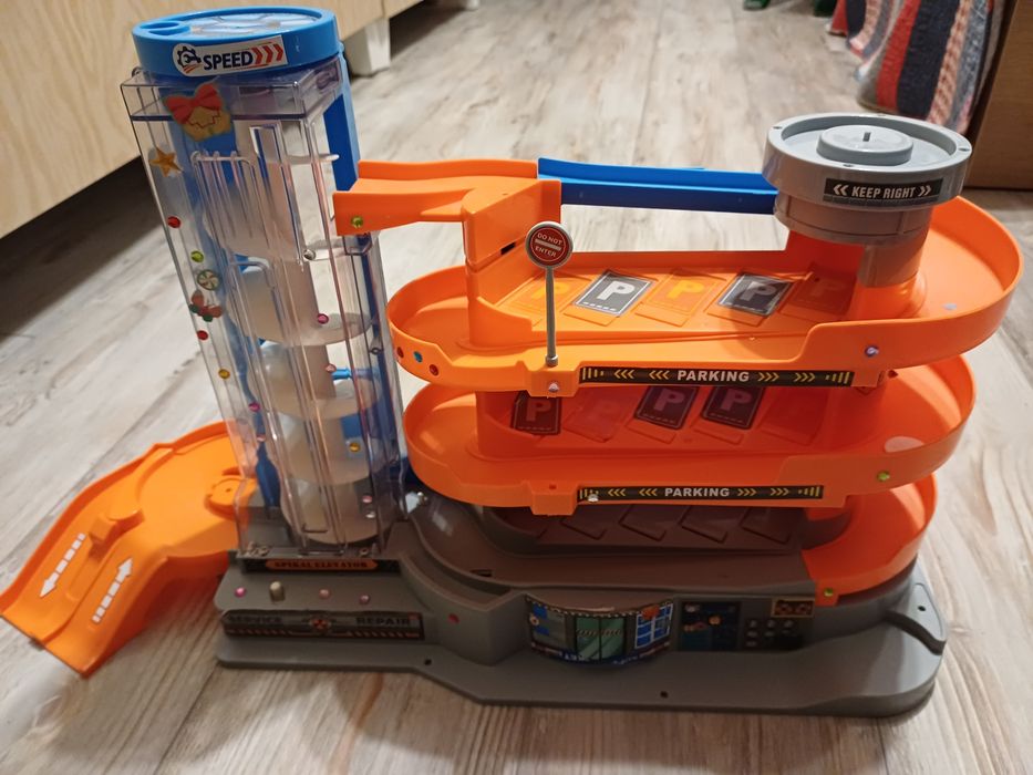 Jucarie garaj cu lift