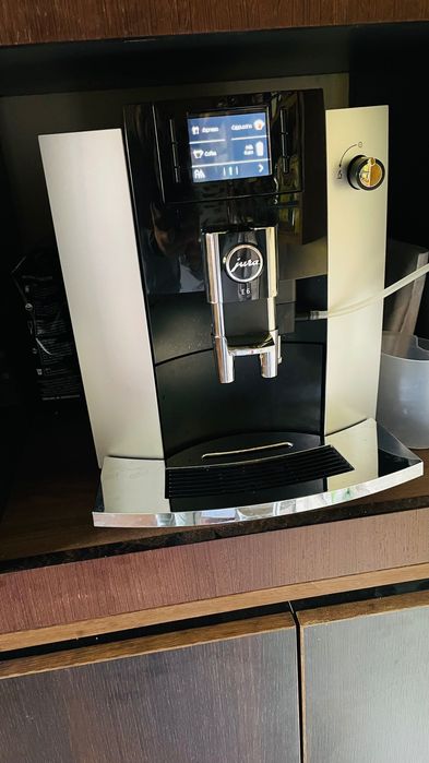 Продавам кафеавтомат JURA E6 с Bluetooth (Smart Connect)