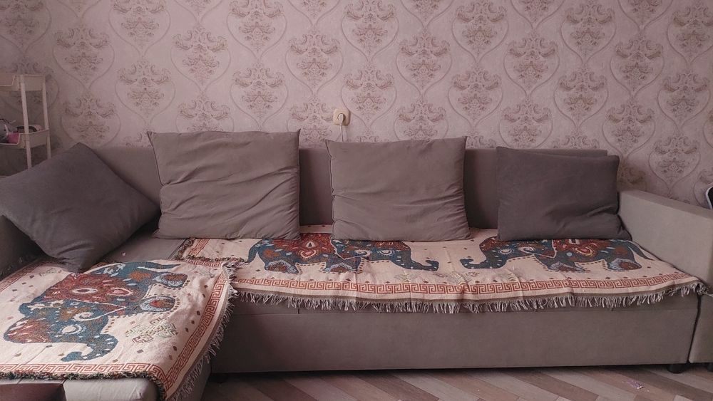 Диван угловой продаю