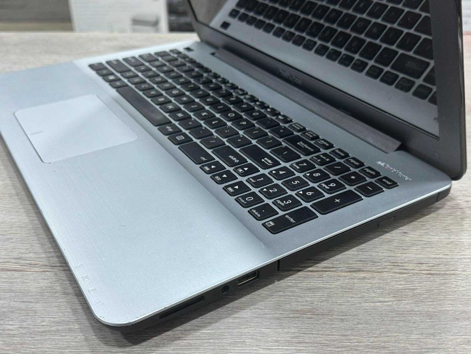 Лаптоп Asus F555L