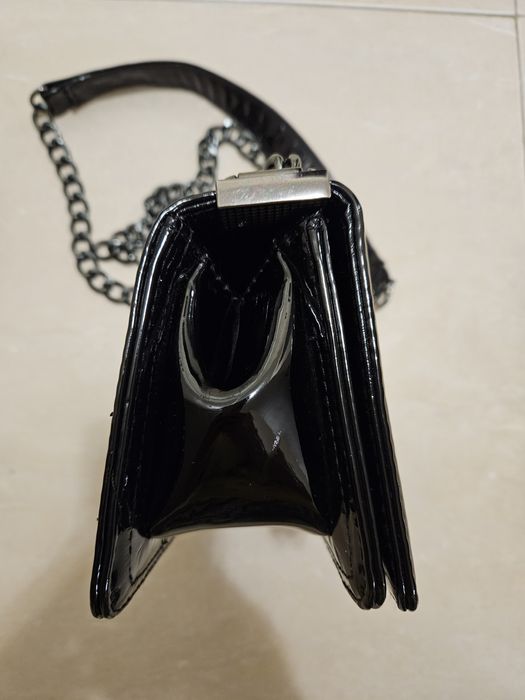 Дамска лачена черна чанта