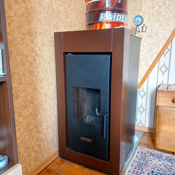 Пелетна камина 11кв. с водна риза и подарък прахосмукачка