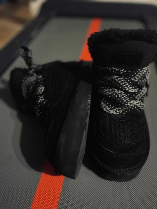 UGG Lowmel Black