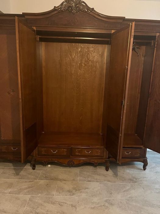 Vând mobila lemn masiv.