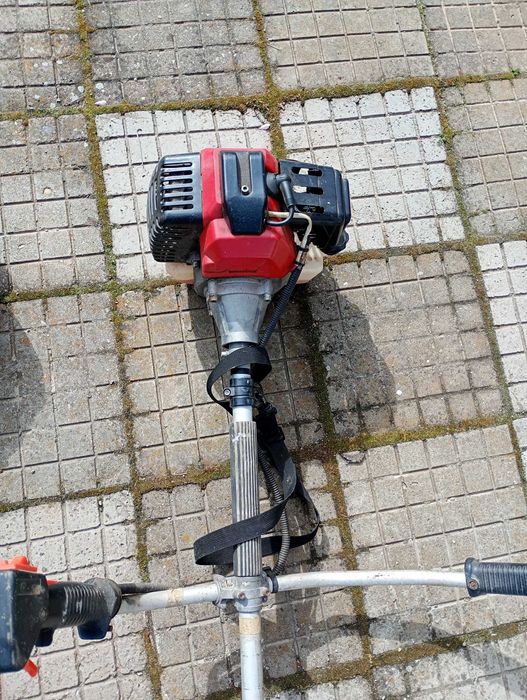 Бензинов тример за трева и храсти