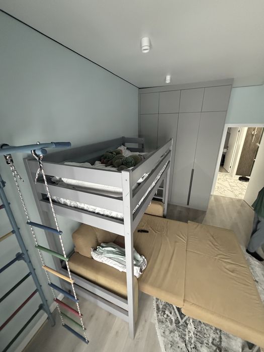 Двухярусная кровать из дерева