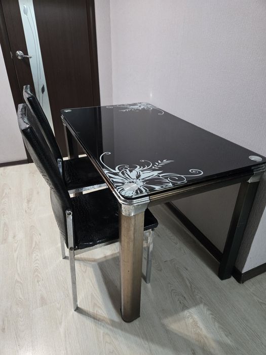 Стол и два стула