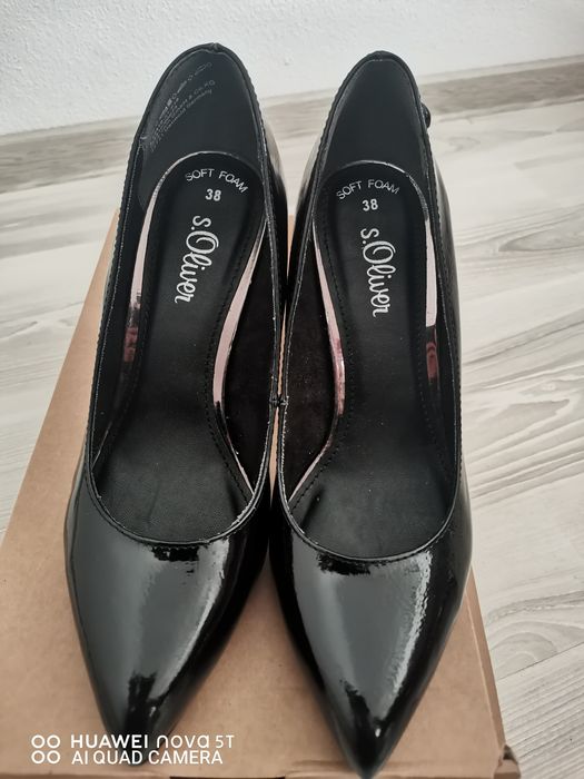 Vând pantofi lăcuiți eleganti noi