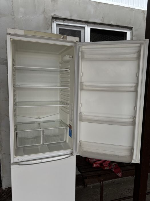 Продам холодильник Indesit