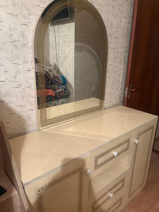 Бес есікті шифонер