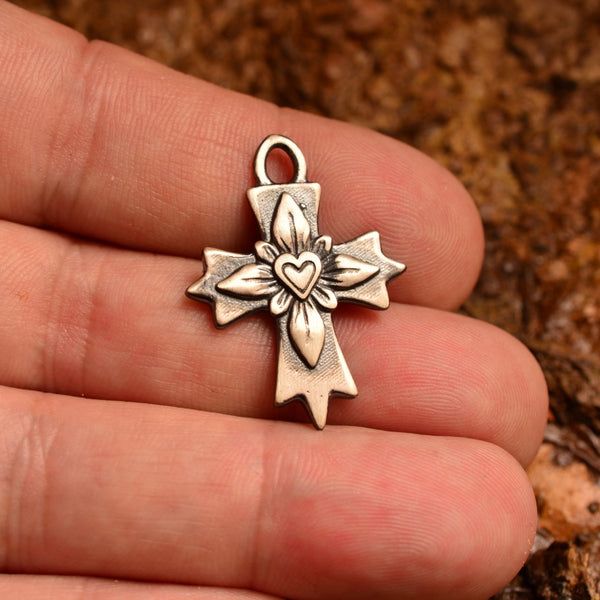 Сребърен медальон 925 „Кръст със сърце“ – символ на любов и вяра
