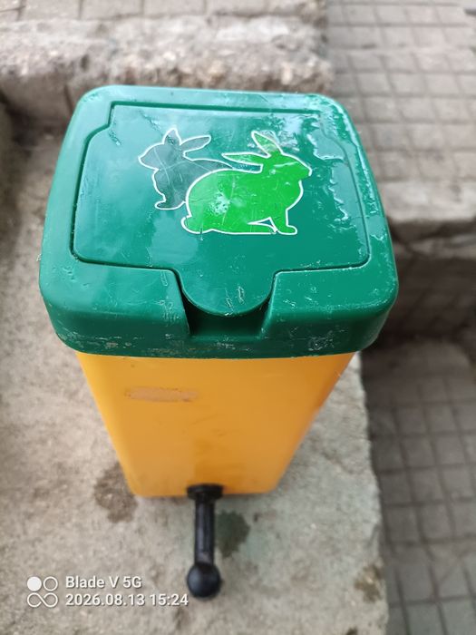 Поилка за зайци ...
