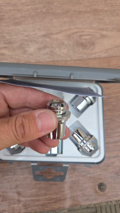 Гайки секретки на колеса.