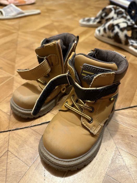 Продам детские ботинки