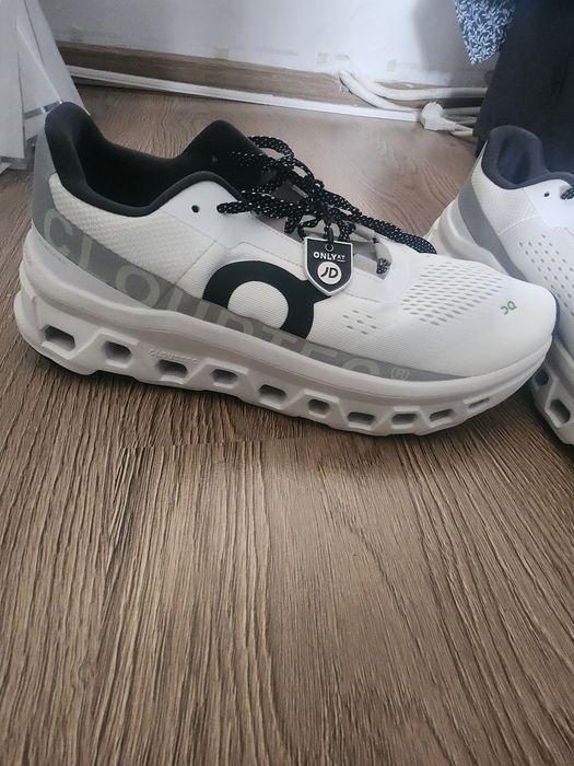 Adidași noi Helion Cloudmonster