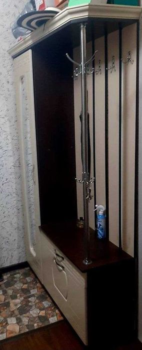 Прихожая почти в новом состояние очень вместительная и удлбная