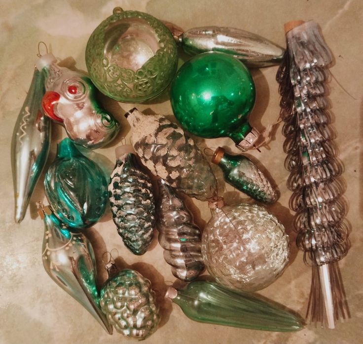 Новогодние игрушки разные